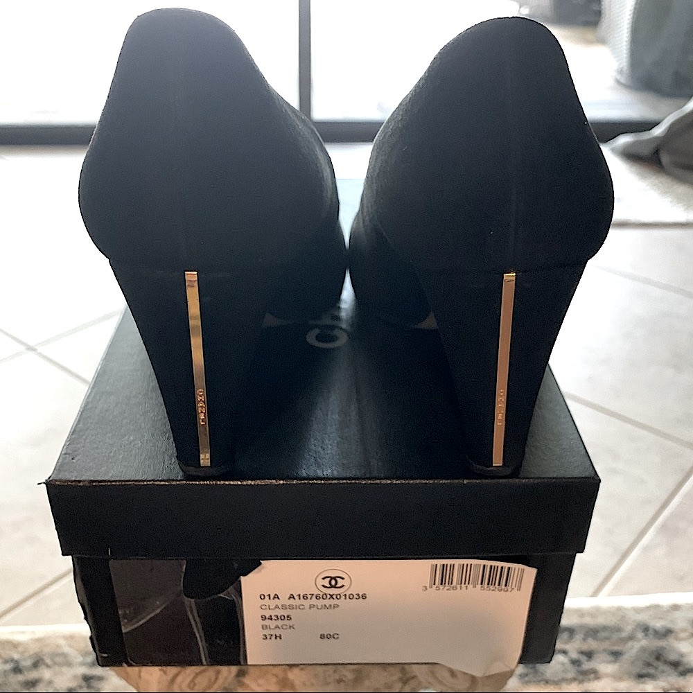 CHANEL Classic Suede Pumps - Picture 7 of 16